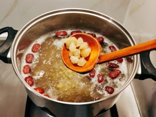 红枣绿豆汤,放入冰糖。