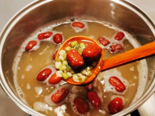 红枣绿豆汤,冰糖完全融化，关火。