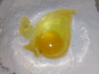 青瓜烙,盆中倒入面粉，打入一个鸡蛋拌匀。