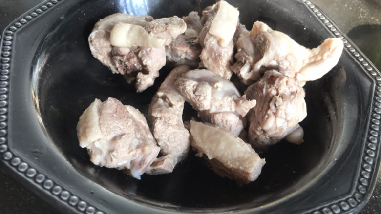 土豆焖鸭,捞出煮好的鸭肉，沥水备用