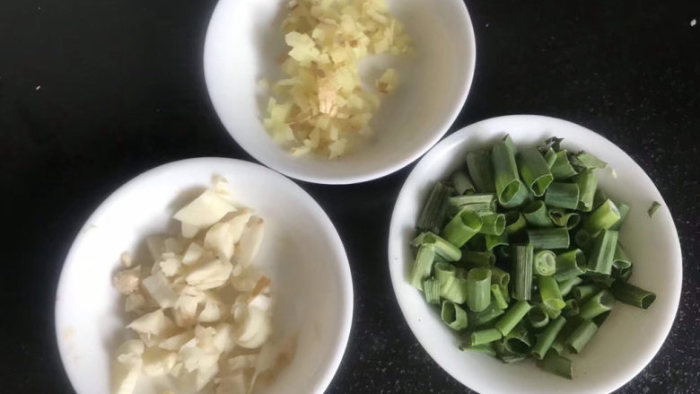 土豆焖鸭,备好葱姜蒜末
