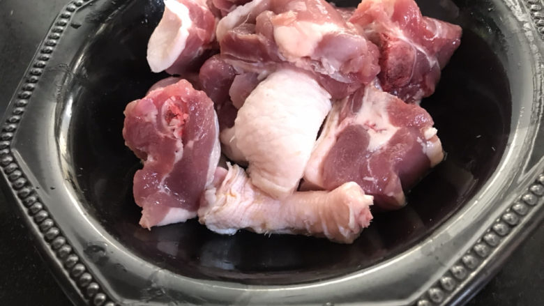 土豆焖鸭,鸭肉洗净后剁成小块