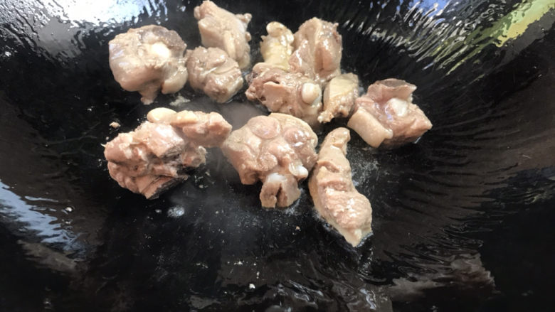 土豆焖鸭,起锅热油，放入鸭肉煸炒至变色