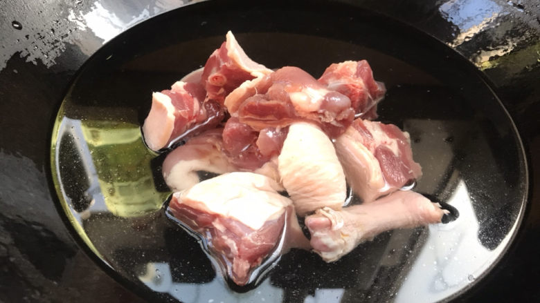 土豆焖鸭,放入冷水锅中煮沸