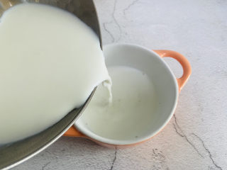 芒果双皮奶,将放凉的牛奶倒入碗中