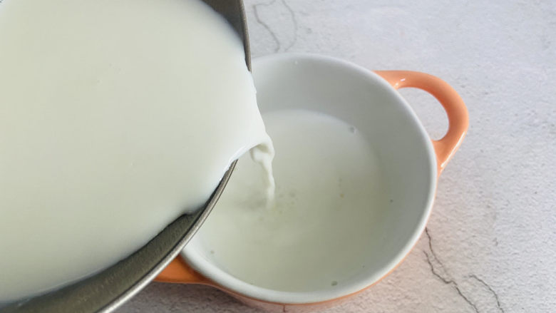 芒果双皮奶,将放凉的牛奶倒入碗中