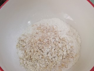低脂燕麦饼,燕麦片与面粉混合