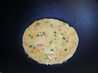 低脂燕麦饼,煎至定型，在表面扫一层薄油
