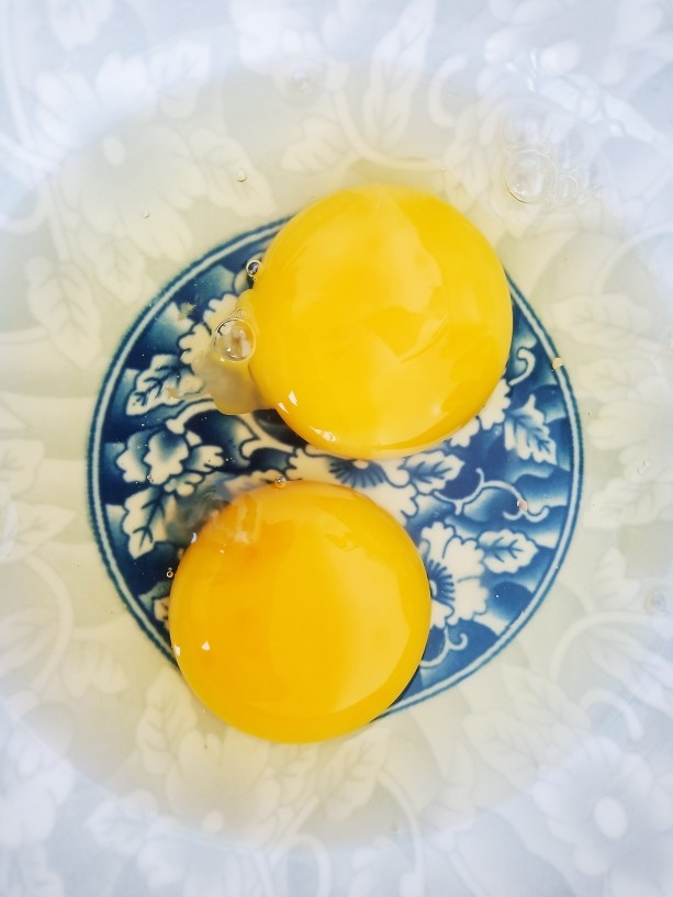 苦瓜摊鸡蛋,两个<a style='color:red;display:inline-block;' href='/shicai/ 9'>鸡蛋</a>打入碗中。