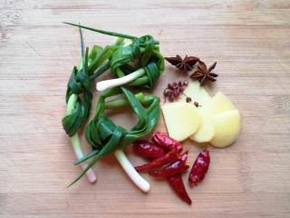 土豆焖鸭,小葱洗干净打成结，干红辣椒掰开去籽，准备好生姜片、八角和花椒。
