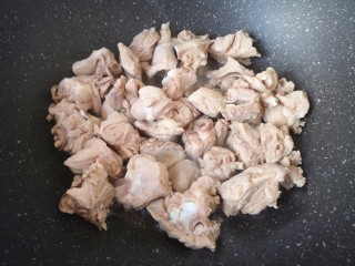 土豆焖鸭,炒锅内倒适量的菜籽油烧热，下入鸭腿块炒干水分。 