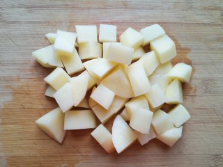 土豆焖鸭,土豆去皮切块，用凉水泡上备用。 
