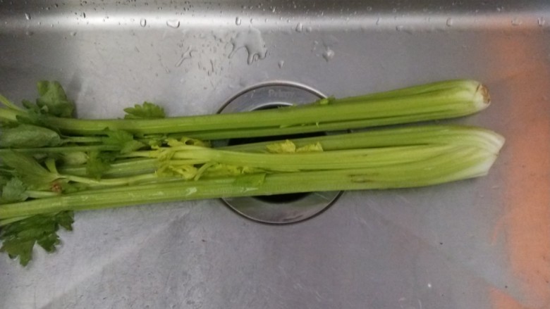 虾皮拌芹菜,西芹两颗去根部去叶洗干净。