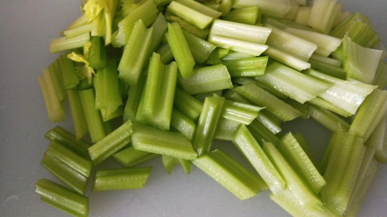 虾皮拌芹菜,在斜刀切成小段。