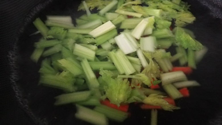 虾皮拌芹菜,把芹菜倒入锅中加入适量盐焯一下水马上捞出来。