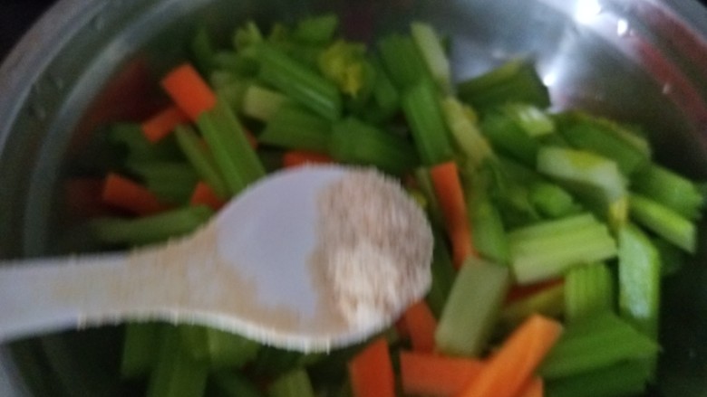 虾皮拌芹菜,加入适量鸡粉。