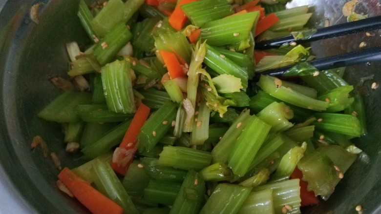 虾皮拌芹菜,搅拌均匀即可装盘。