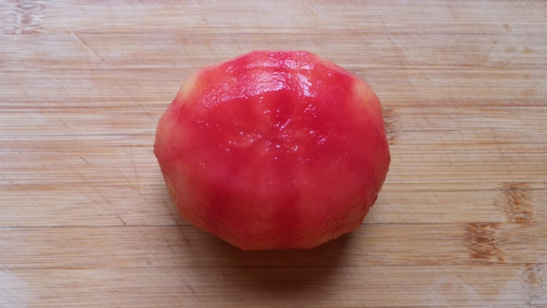 茄汁藕片,<a style='color:red;display:inline-block;' href='/shicai/ 3551'>西红柿</a>洗干净去皮。