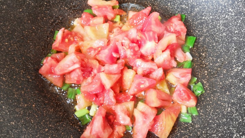 茄汁藕片,下入西红柿翻炒均匀。