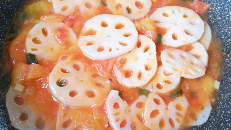 茄汁藕片,加入半碗开水，煮至入味。