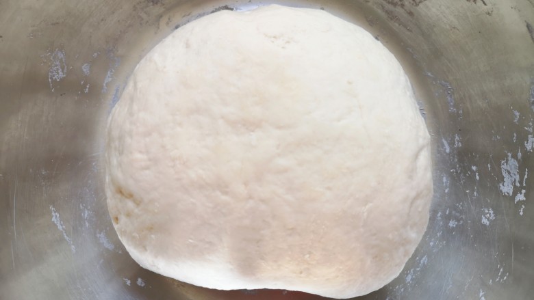 洋葱肉包,先用筷子搅拌成絮状，再揉成面团，盖上保鲜膜发酵至两倍大。