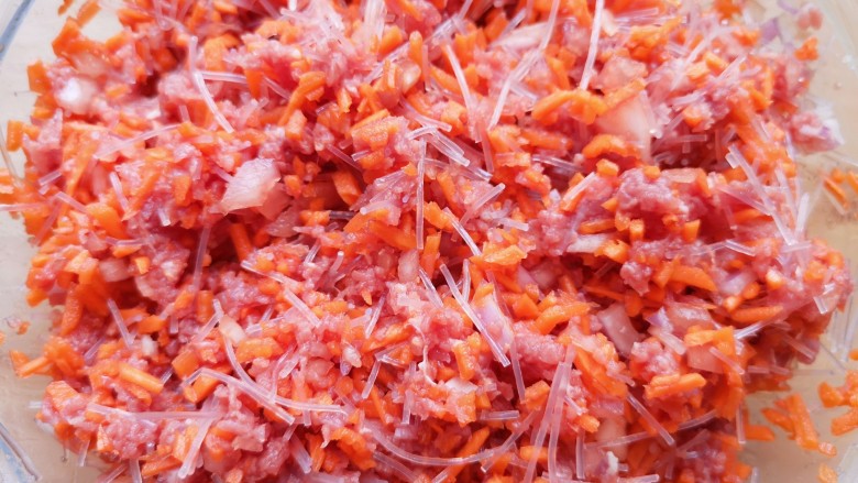 洋葱肉包,加入胡萝卜搅拌均匀。