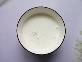 芒果糯米糍,加入牛奶。