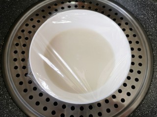 芒果糯米糍,盖上保鲜膜，放入蒸锅蒸20分钟。