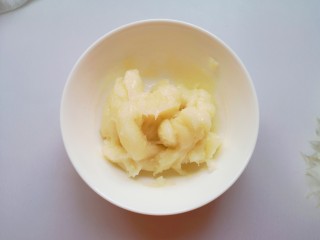 芒果糯米糍,蒸好的糯米团用勺子从底部挖起。