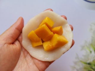 芒果糯米糍,放上芒果块，包起来捏紧收口。