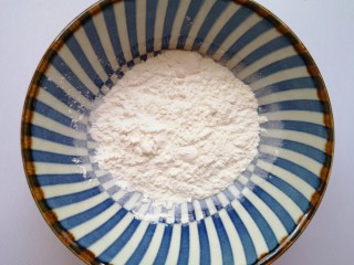 芒果糯米糍,准备一些熟的糯米粉（也可以换成椰蓉）。