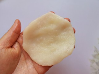 芒果糯米糍,用手心压扁。
