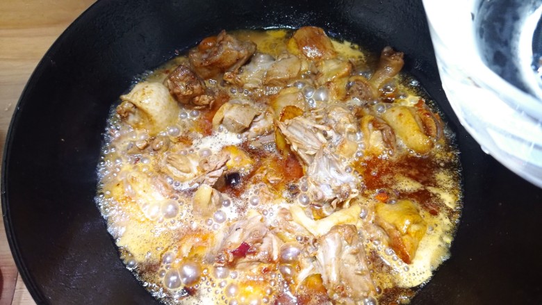 土豆焖鸭,加入适量清水，没过鸭肉，大火煮开