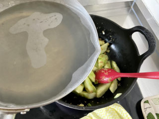 虾皮丝瓜汤➕花蛤虾皮丝瓜汤,加入煮花蛤的原汤，注意底部的沙子不要倒进去了