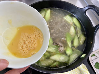 虾皮丝瓜汤➕花蛤虾皮丝瓜汤,边搅动边淋入蛋液，形成蛋花