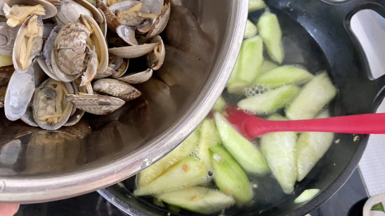 虾皮丝瓜汤➕花蛤虾皮丝瓜汤,加入花蛤，中火煮开