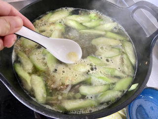 虾皮丝瓜汤➕花蛤虾皮丝瓜汤,撇去浮末后继续煮一分钟
