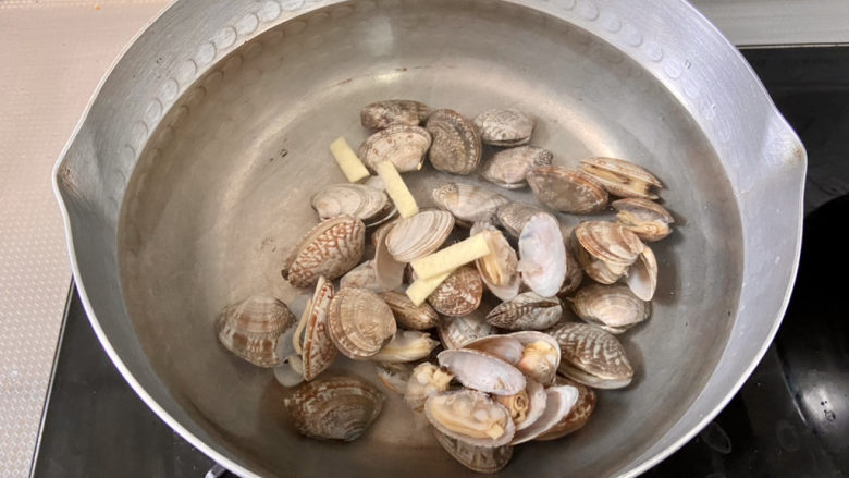 虾皮丝瓜汤➕花蛤虾皮丝瓜汤,坐锅烧水，花蛤冷水下锅，加少许姜片，煮到花蛤开口