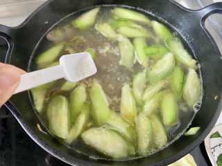 虾皮丝瓜汤➕花蛤虾皮丝瓜汤,加入少许白糖增鲜