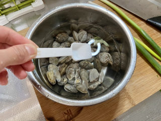 虾皮丝瓜汤➕花蛤虾皮丝瓜汤,加半茶匙食盐，浸泡一小时吐沙