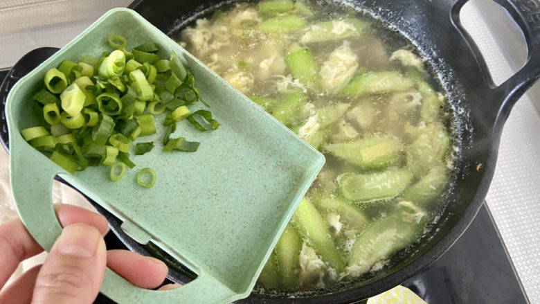 虾皮丝瓜汤➕花蛤虾皮丝瓜汤,撒上少许葱叶末，即可上桌享用了