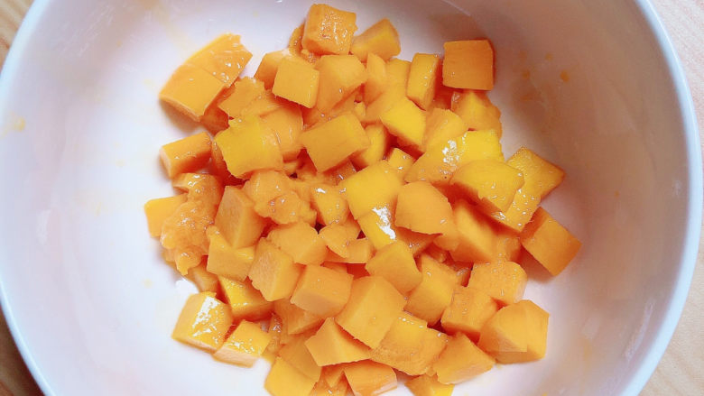 芒果双皮奶,切出芒果丁待用。
