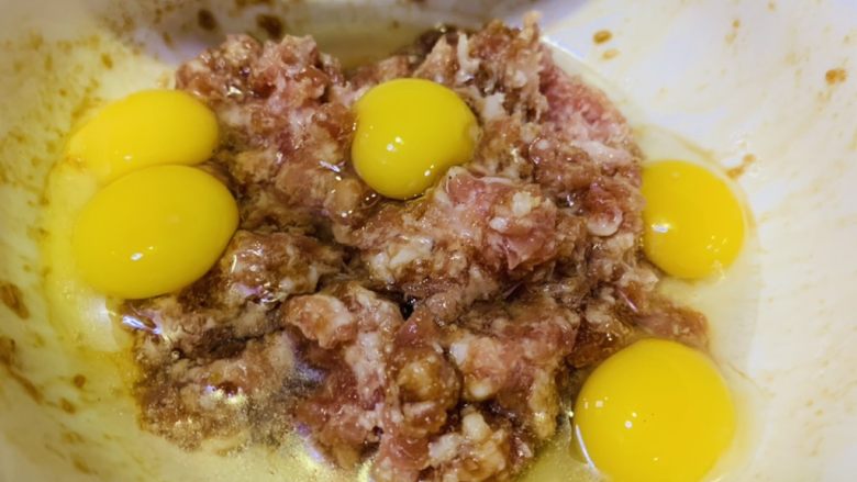 黄瓜酿肉,加鹌鹑蛋，搅拌均匀