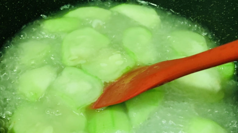虾皮丝瓜汤,搅拌均匀