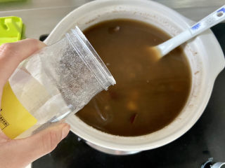 红枣绿豆汤➕红枣莲子百合绿豆汤,尝下汤，根据自己的口味添加适量黄冰糖，搅拌融化