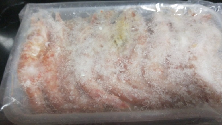 虾皮拌芹菜,冻虾提前解冻去皮去虾线。