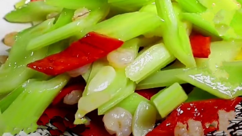 虾皮拌芹菜,装盘即可食用。