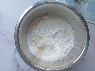 芒果糯米糍,加入纯牛奶搅拌均匀