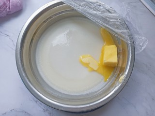 芒果糯米糍,蒸好后加入黄油揉均匀