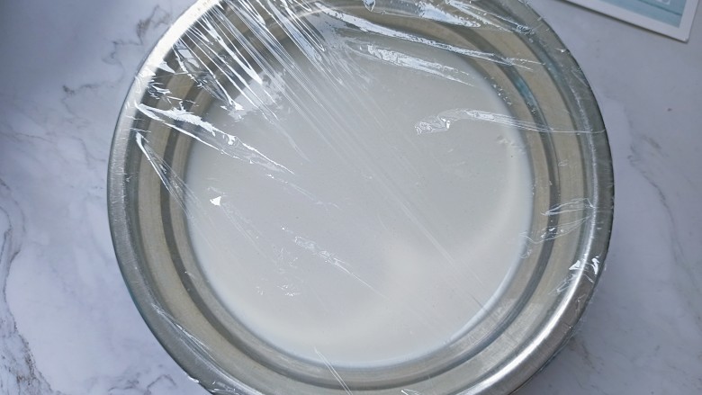 芒果糯米糍,盖上保鲜膜，扎几个小孔，冷水上锅蒸25分钟